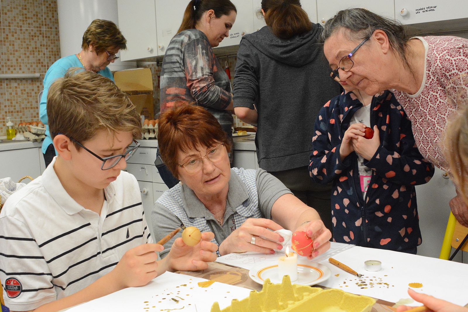Tojásfestő maraton a Fehérvári Kézművesek Egyesületével a Rác utcában